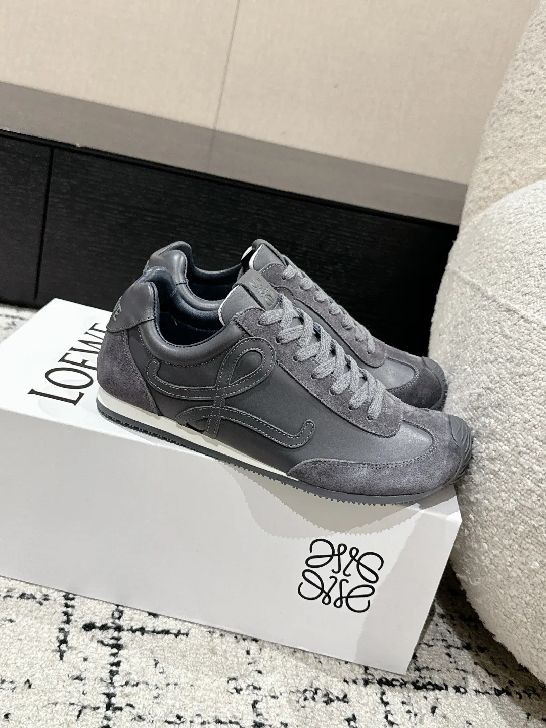 👟👟Ex-factory price 620👟👟 #couples model Top version LOEWE 25/ Latest catwalk model Ballet Runner 2.0. Couple model Ballet Casual Sports Shoes Moral Training Shoes Forrest Gump Shoes Original purchase and development Production Fabric matching Repeated selection of materials Nylon and calfskin leather sneakers featuring an asymmetric toe design, sock-like internal construction, and lightweight rubber outsole extending to the toe. ✔️Fabric: original customized imported first-layer cowhide ✔️Lining: imported soft sheepskin + mesh lining ✔️Sole: original molded anti-slip rubber material ✔️Sole thickness: increased by 2.5CM ✔️Size: #35-45 (45 for women, 45 for men, custom-made, non-refundable)